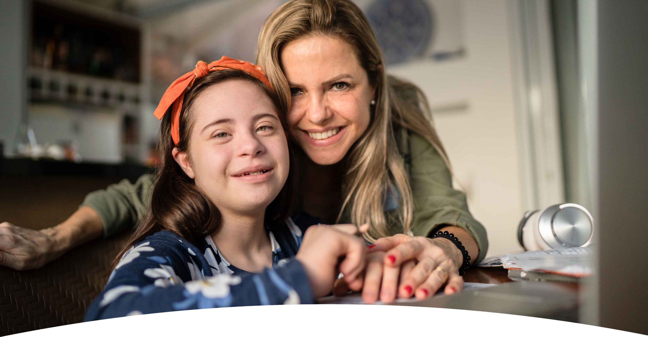 Betreuerin hilft behindertem Mädchen bei den Hausaufgaben