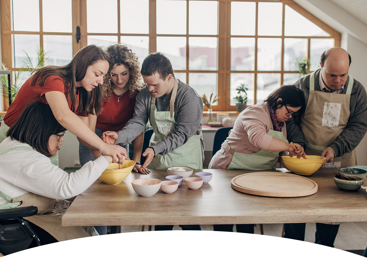 header_konzept_mob Gruppe von Menschen arbeiten in der Küche miteinander